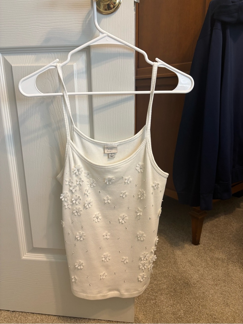 White Floral Appliqué Ribbed Tank Top

A new day